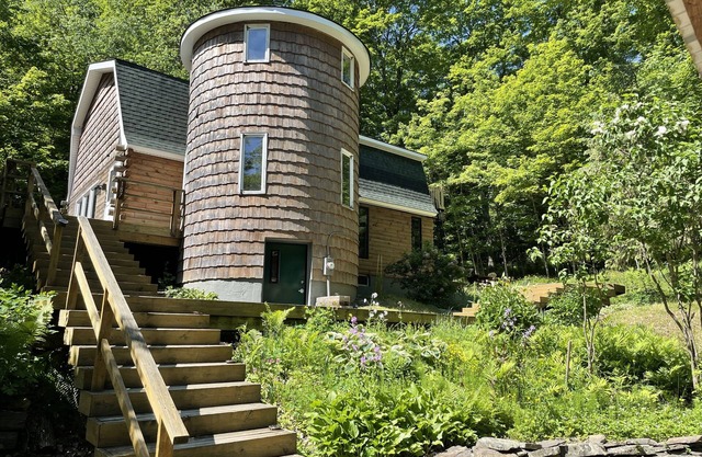Serene 3 bedroom lake cabin with fireplace