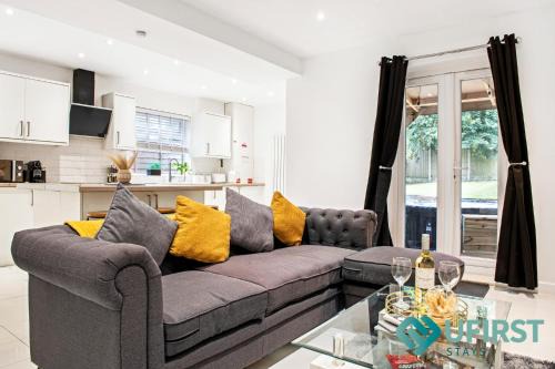 Serene 3BR House - Hot Tub - Near Castle, QMC - City Centre & Trent Bridge - Free WiFi & Parking - Sleeps 6