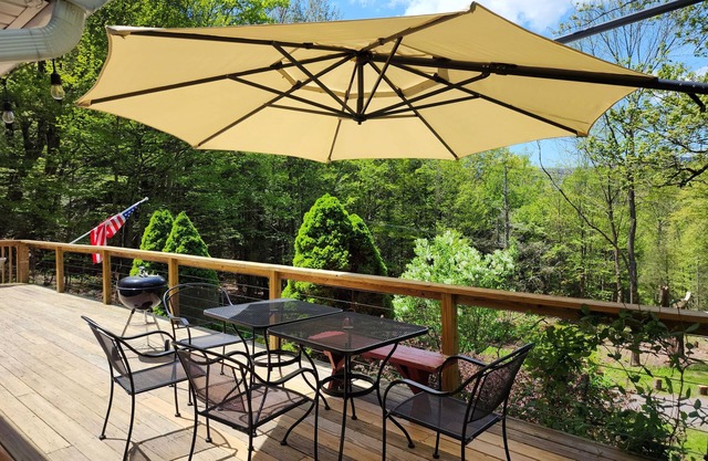 Serene 5-Acre Private Ski Retreat, Hot Tub for 6, Fireplace, and Stunning Views