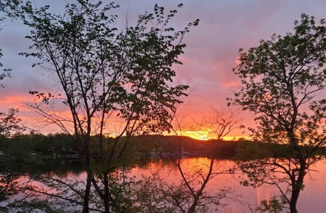 Serene 5 Bdrm Lake Home w/ Hot Tub.