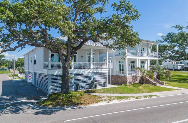 Serene 5-Bedroom House with Beach Views in Gulfport