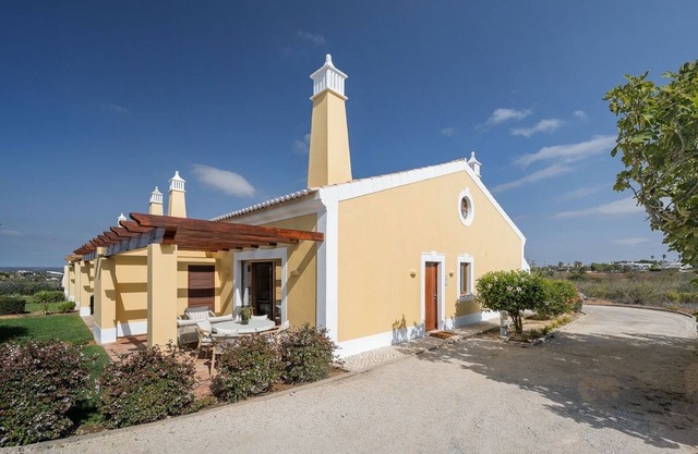 Serene Algarve 2 bdr Villa with Ocean-View Shared Pool in Lovely Luz near Lagos