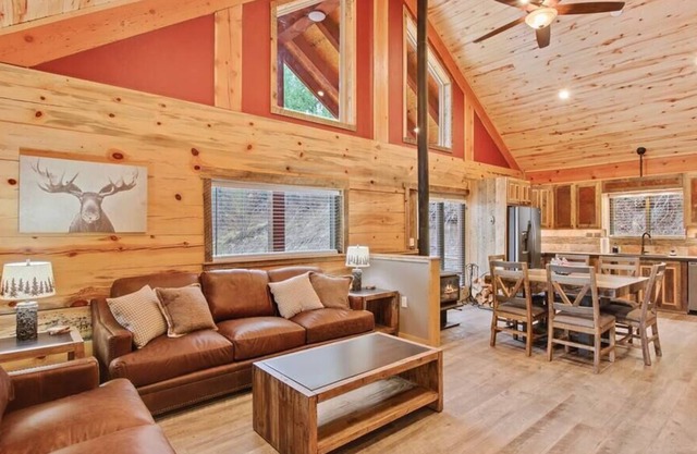 Serene and cozy updated log cabin in the woods