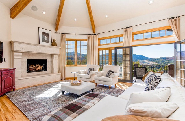 Serene and Spacious 5BR with Gorgeous Views, Hot Tub
