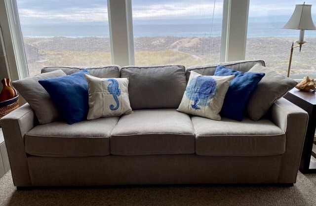 Serene beachfront getaway, breathtaking ocean views, steps from the beach!