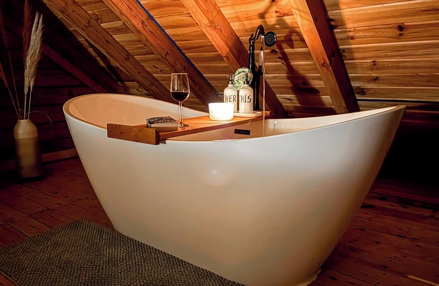 Serene cabin; Large Sloping Yard; Dog-friendly