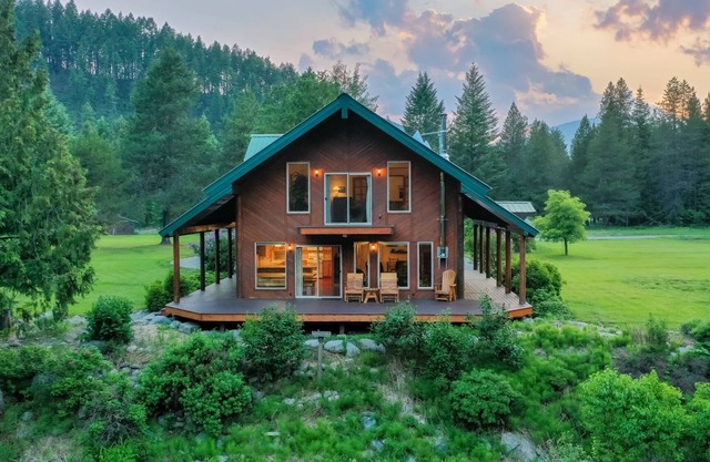 Serene Cabin on the Moyie River on 21 Acres