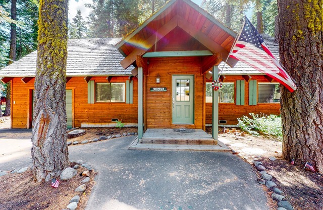 Serene cabin with expansive deck, grill, fireplace - near skiing - walk to beach
