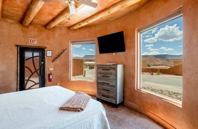 Serene Cliff Dwelling - King Bed, Hot Tub, and BBQ