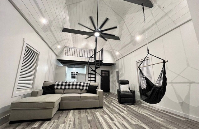 Cozy cabin on private 18 acre farm near the lake.