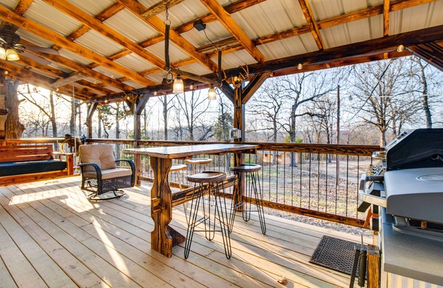 Serene & Cozy Studio Cabin: Walk to Norfork Lake!