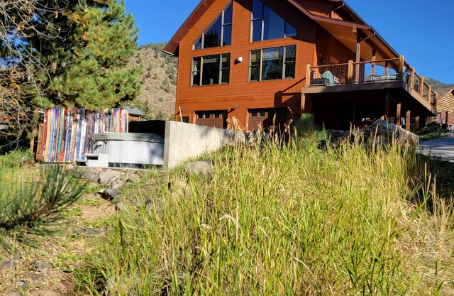 Serene Creekside Cabin near skiing / rafting with hot tub and views to die for!
