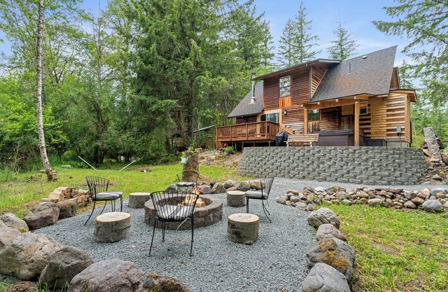 Serene Creekside Cabin by Mt. Rainier, Ashford WA