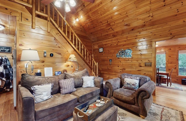 Serene dog-friendly cabin w/hot tub under the stars & waterview