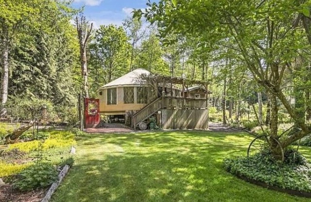 Beautiful Yurt / OffGrid / Old Growth