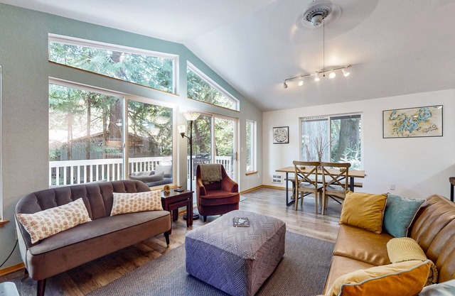 Serene family getaway with shared pool and hot tub, deck and gas grill