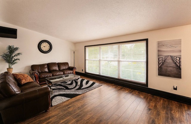 Serene Family Home: Sleeps 16!