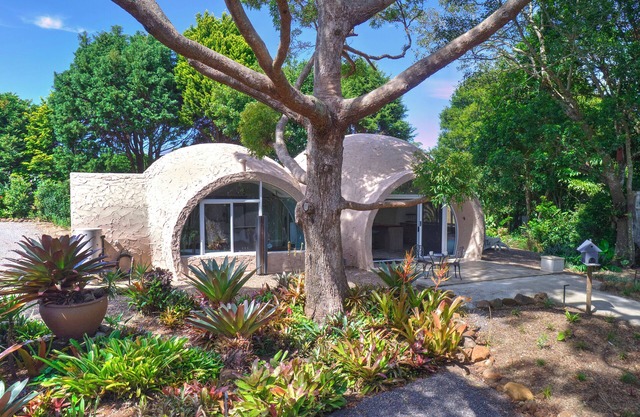 ​Experience a serene igloo retreat in Flaxton with fireplaces and garden views.