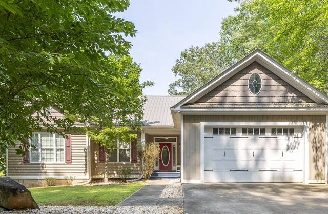 Serene Getaway on Lake Lanier. Enjoy beautiful views any time of the year.
