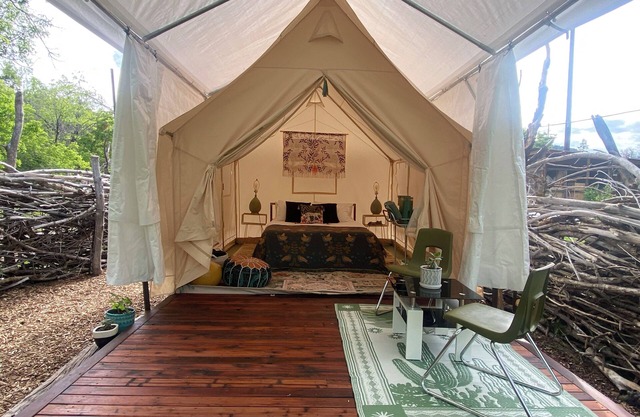 Serene Glamping: Nature & Retreat