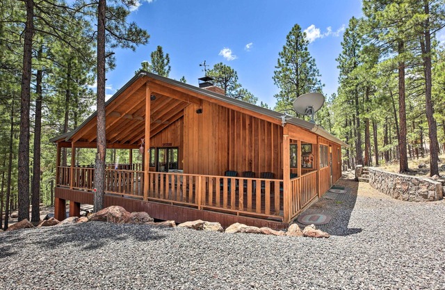 Serene Greer Cabin w/ Grill ~ 12 Mi to Skiing!