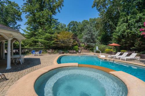 Serene Haven- Stunning Yard, Pool, and Views home