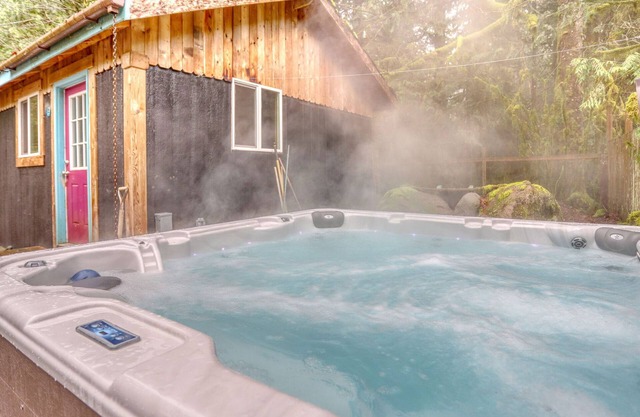 Serene Hearthstone Retreat with fireplace, hot tub, BBQ, dog-friendly