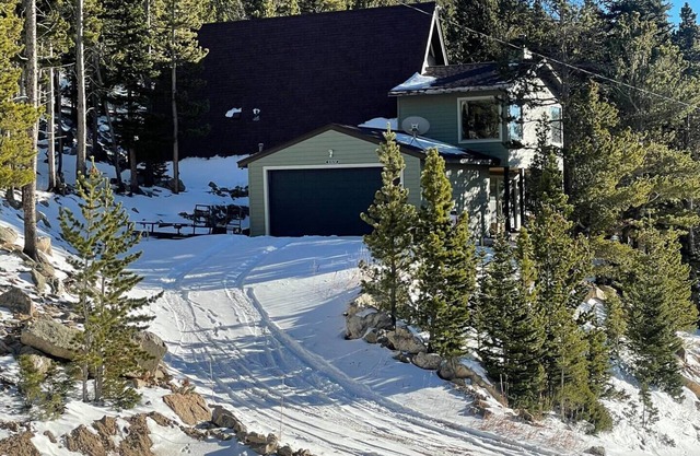 Serene High-Country Mountain Winter Getaway w/ Hot Tub
