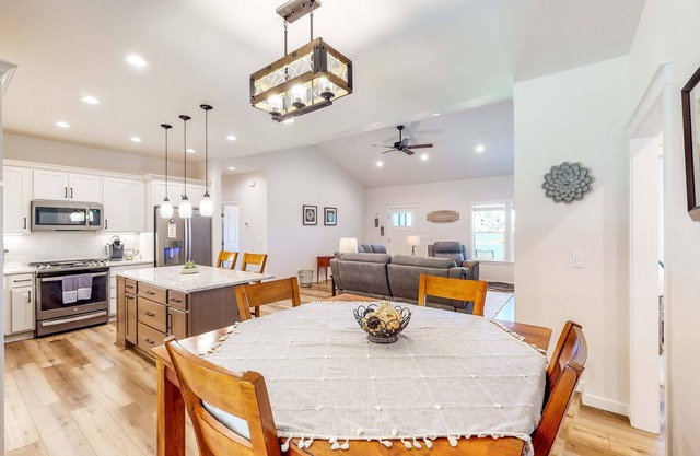 Serene Home - Hot Tub, Covered Patio, Dog-Friendly