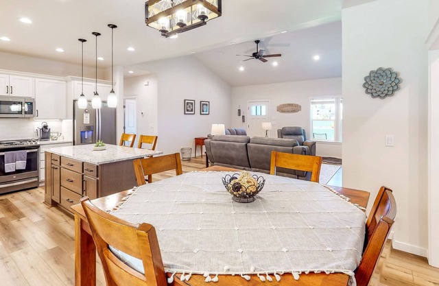 Serene Home - Hot Tub, Covered Patio, Dog-Friendly