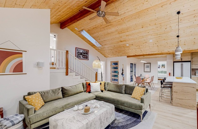 Serene home in redwoods with hot tub, yoga studio & fireplace - dog-friendly