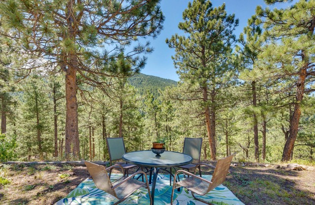 Serene Home w/ Hot Tub - 6 Mi to Boulder Falls!
