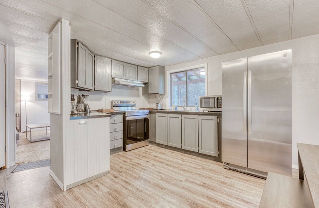 Serene home with large outdoor deck, beautiful forest views, firepit & gas grill