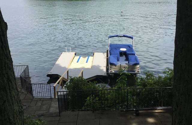 Ruhiger Inselrückzug mit einem privaten Dock auf Candlewood See