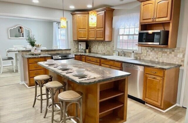 Serene Ivy Hills Home w/ Hot Tub & Screened Porch