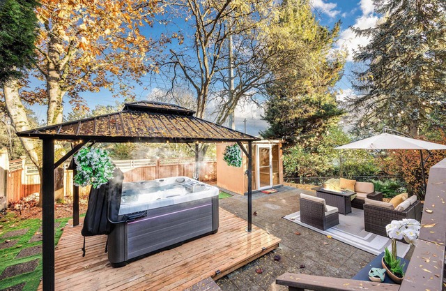 Serene Japanese Retreat w/ Sauna & Hot Tub Escape