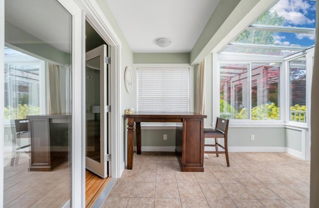Serene Kerrisdale Retreat, Private Room with Shared Amenities
