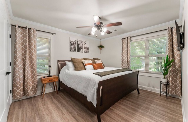Serene Lake Lanier cottage with Fire Pit King Bed Bunk Bed Queen Bed