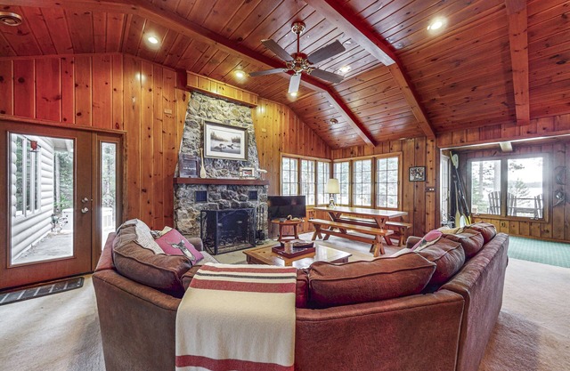 Serene Lakefront Home w/Wifi, docks, kayaks, gas grill, fire pit & more