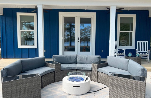 New-Serene lakefront cottage with stunning views