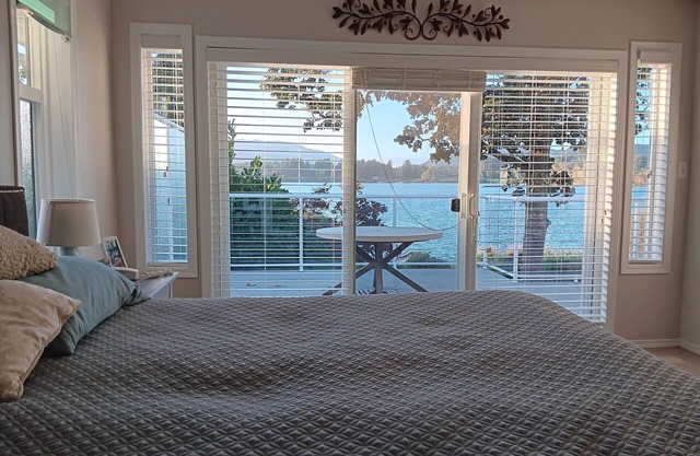 Serene Lakefront Retreat: Your Perfect Getaway