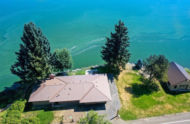 SERENE LAKEFRONT ESCAPE mit eigenem Boot RAMP und See- und Bergblick