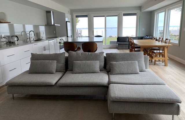 Serene Lakeside Retreat: Modern Design, and Breathtaking Lake Simcoe Views
