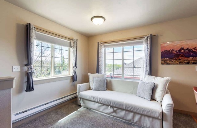 Serene Loft Escape: King Bed, Great Location