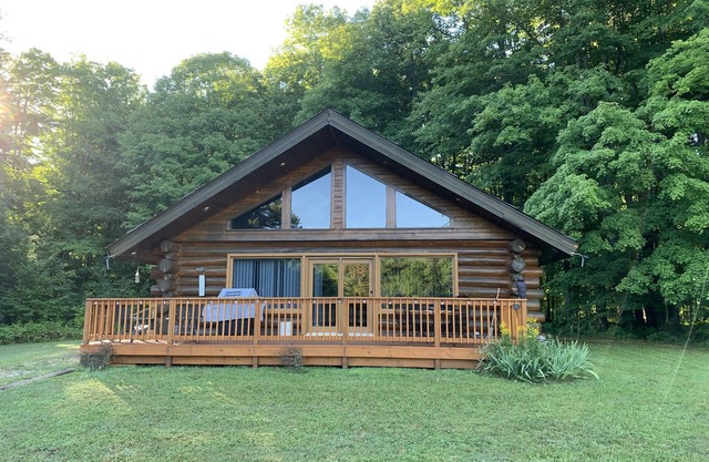 Serene Log Cabin Getaway! Close to Hiking, Snowmobile And Four Wheeler Trails.