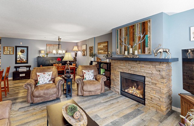 Serene mountain retreat with private hot tub and dog-friendly