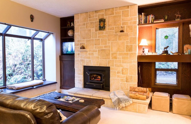 Serene Mountain Condo am Fluss, gemütlich und romantisch, Kamin, WIFI, Private End Unit