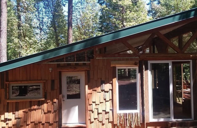 Serene mountain retreat - escape to a family-size cabin in the woods