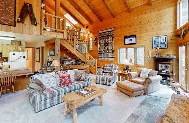 Serene mountainside cabin, with washer/dryer - near skiing