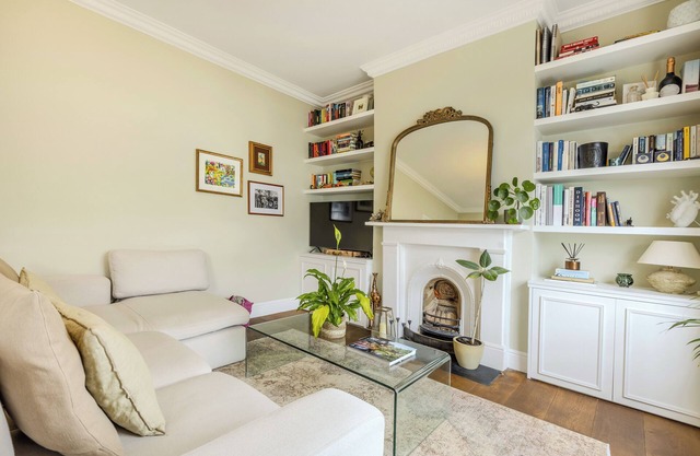 Serene multilevel 2BR flat w/Garden in Fulham